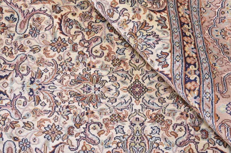 Kashmir Oriental Rug 186 × 279 cm, Silk, hand-knotted — view 4 Kashmir Oriental Rug 186 × 279 cm, Silk, hand-knotted — view 4