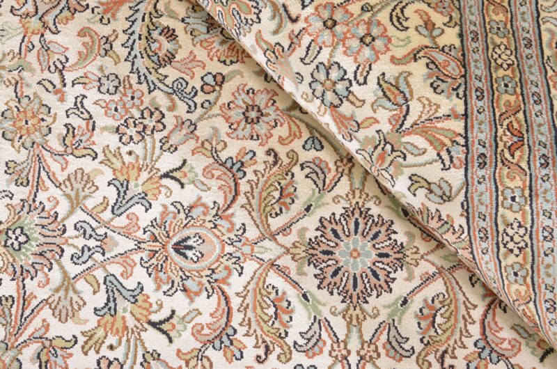 Kashmir Oriental Rug 186 × 280 cm, Silk, White/Beige, hand-knotted — view 4
