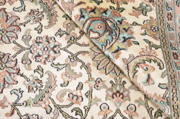 Kashmir Oriental Rug 190 × 276 cm, Silk, White/Beige, hand-knotted — view 4 Kashmir Oriental Rug 190 × 276 cm, Silk, White/Beige, hand-knotted — view 4