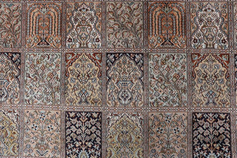 Kashmir Oriental Rug 208 × 307 cm, Silk, hand-knotted, fine — view 9 Kashmir Oriental Rug 208 × 307 cm, Silk, hand-knotted, fine — view 9