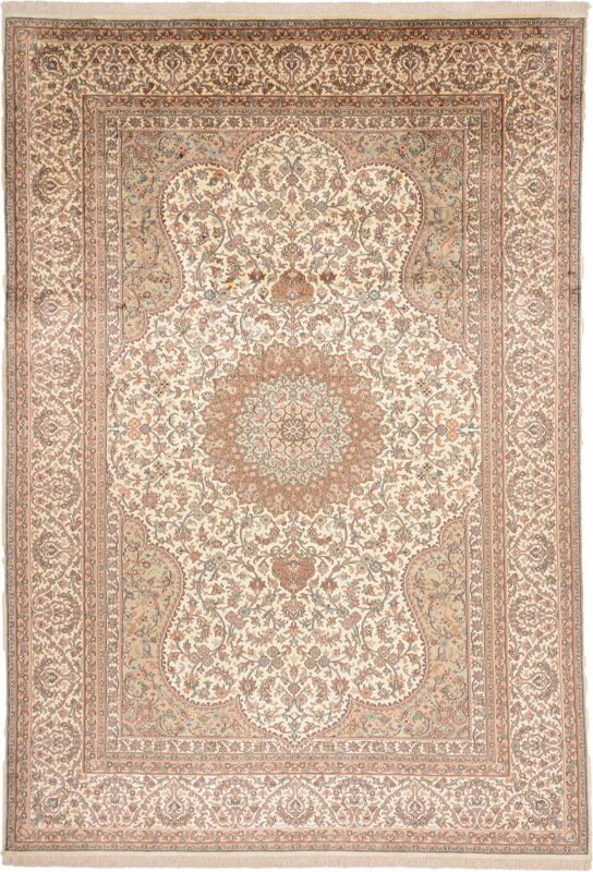Kashmir Oriental Rug 214 × 311 cm, Silk, hand-knotted Kashmir Oriental Rug 214 × 311 cm, Silk, hand-knotted