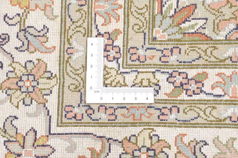 Kashmir Oriental Rug 217 × 313 cm, Silk, hand-knotted, sheen — view 3 Kashmir Oriental Rug 217 × 313 cm, Silk, hand-knotted, sheen — view 3