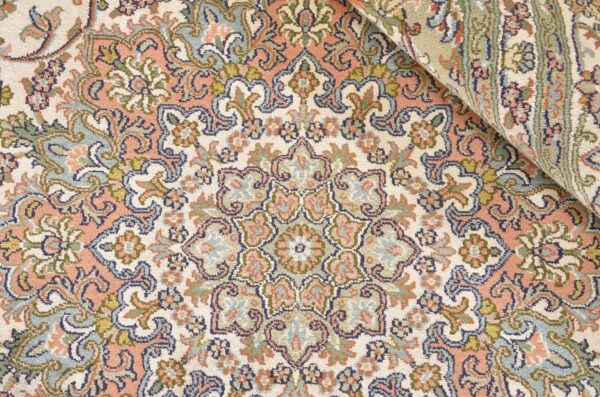 Kashmir Oriental Rug 217 × 313 cm, Silk, hand-knotted, sheen — view 4 Kashmir Oriental Rug 217 × 313 cm, Silk, hand-knotted, sheen — view 4