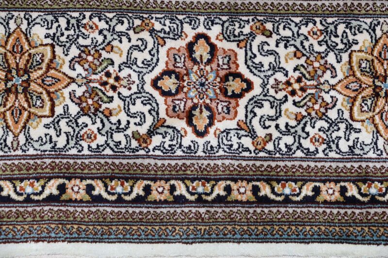 Kashmir Oriental Rug 162 × 241 cm, Silk, hand-knotted — view 8