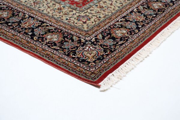 Kashmir Oriental Rug 168 × 239 cm, Silk, hand-knotted, pastel — view 6 Kashmir Oriental Rug 168 × 239 cm, Silk, hand-knotted, pastel — view 6