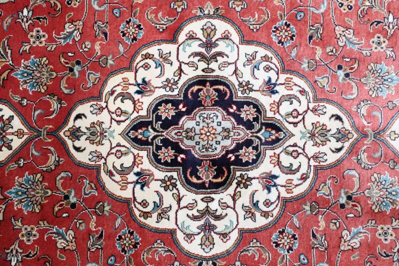 Kashmir Oriental Rug 168 × 239 cm, Silk, hand-knotted, pastel — view 9 Kashmir Oriental Rug 168 × 239 cm, Silk, hand-knotted, pastel — view 9