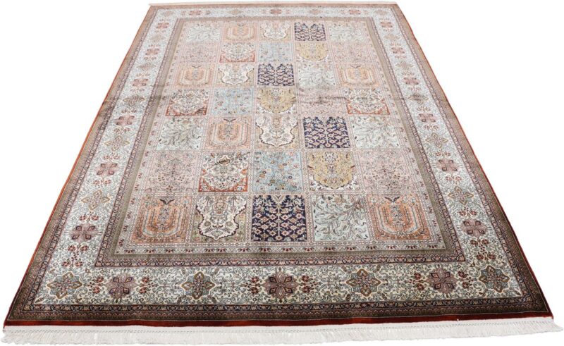 Kashmir Oriental Rug 168 × 245 cm, Silk, hand-knotted — view 2 Kashmir Oriental Rug 168 × 245 cm, Silk, hand-knotted — view 2