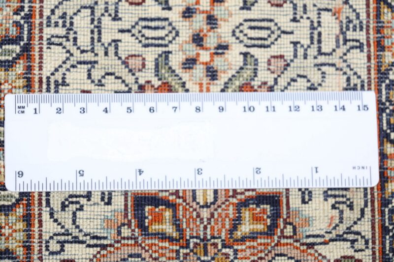 Kashmir Oriental Rug 168 × 245 cm, Silk, hand-knotted — view 11 Kashmir Oriental Rug 168 × 245 cm, Silk, hand-knotted — view 11
