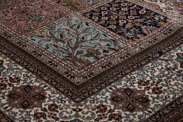 Kashmir Oriental Rug 168 × 245 cm, Silk, hand-knotted — view 5 Kashmir Oriental Rug 168 × 245 cm, Silk, hand-knotted — view 5