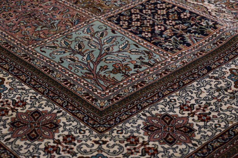 Kashmir Oriental Rug 168 × 245 cm, Silk, hand-knotted — view 5 Kashmir Oriental Rug 168 × 245 cm, Silk, hand-knotted — view 5
