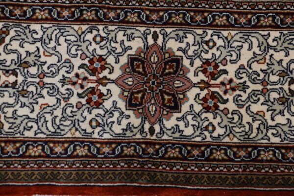 Kashmir Oriental Rug 168 × 245 cm, Silk, hand-knotted — view 8 Kashmir Oriental Rug 168 × 245 cm, Silk, hand-knotted — view 8