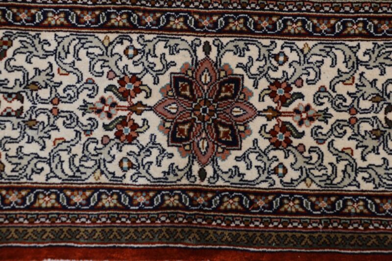 Kashmir Oriental Rug 168 × 245 cm, Silk, hand-knotted — view 8 Kashmir Oriental Rug 168 × 245 cm, Silk, hand-knotted — view 8