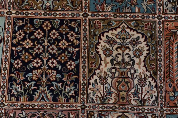 Kashmir Oriental Rug 168 × 245 cm, Silk, hand-knotted — view 9 Kashmir Oriental Rug 168 × 245 cm, Silk, hand-knotted — view 9