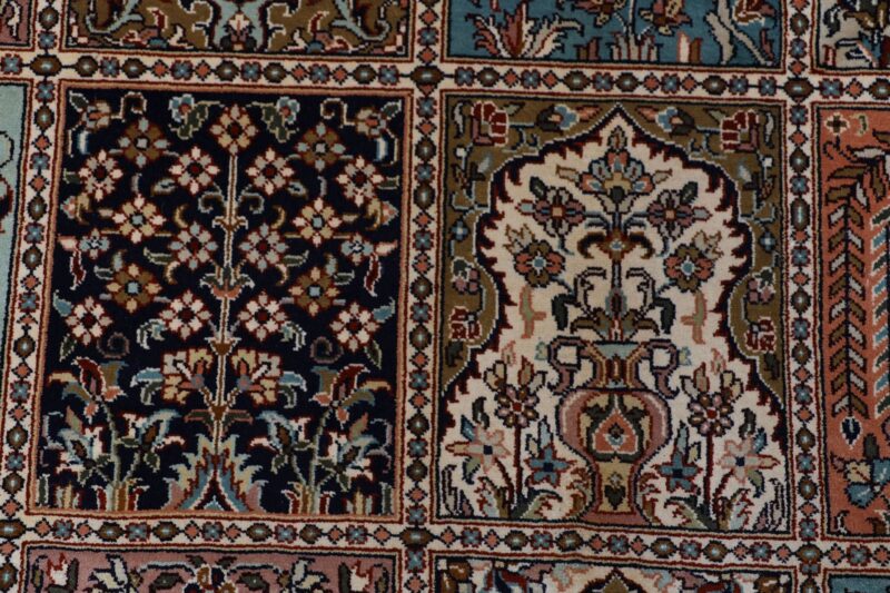 Kashmir Oriental Rug 168 × 245 cm, Silk, hand-knotted — view 9 Kashmir Oriental Rug 168 × 245 cm, Silk, hand-knotted — view 9