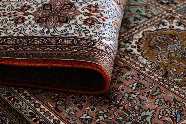 Kashmir Oriental Rug 168 × 245 cm, Silk, hand-knotted — view 10 Kashmir Oriental Rug 168 × 245 cm, Silk, hand-knotted — view 10