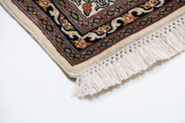 Kashmir Oriental Rug 168 × 248 cm, Silk, hand-knotted — view 6 Kashmir Oriental Rug 168 × 248 cm, Silk, hand-knotted — view 6