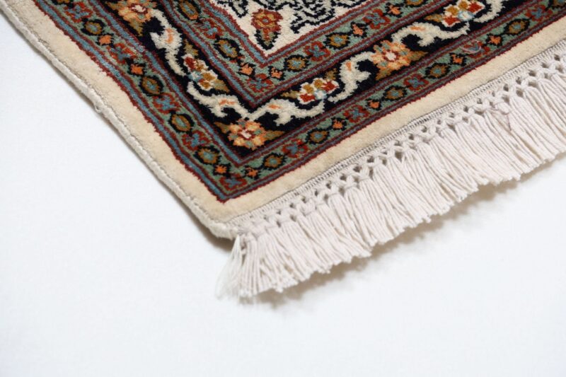 Kashmir Oriental Rug 168 × 248 cm, Silk, hand-knotted — view 6 Kashmir Oriental Rug 168 × 248 cm, Silk, hand-knotted — view 6