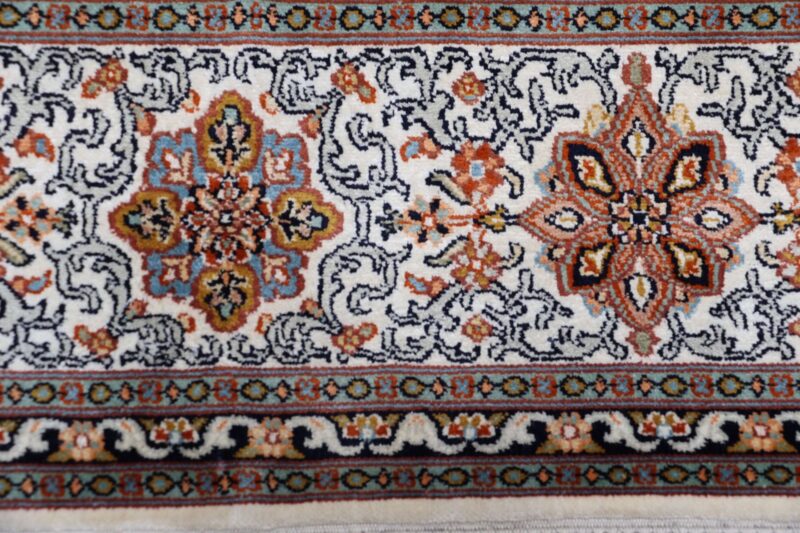 Kashmir Oriental Rug 168 × 248 cm, Silk, hand-knotted — view 8 Kashmir Oriental Rug 168 × 248 cm, Silk, hand-knotted — view 8
