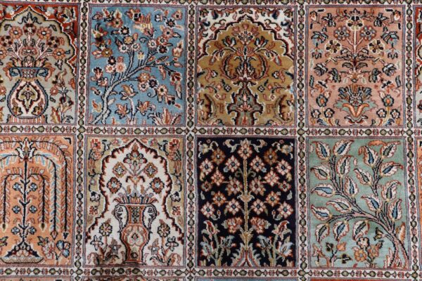 Kashmir Oriental Rug 168 × 248 cm, Silk, hand-knotted — view 9 Kashmir Oriental Rug 168 × 248 cm, Silk, hand-knotted — view 9