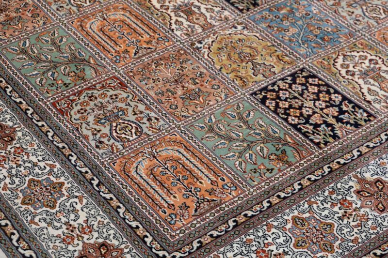 Kashmir Oriental Rug 168 × 248 cm, Silk, hand-knotted — view 5 Kashmir Oriental Rug 168 × 248 cm, Silk, hand-knotted — view 5