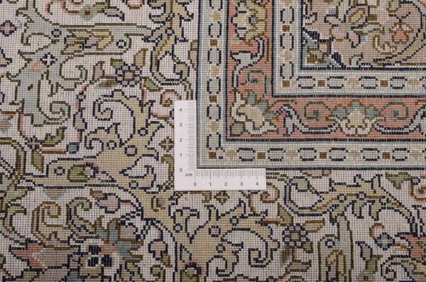 Kashmir Oriental Rug 169 × 252 cm, Silk, hand-knotted — view 3 Kashmir Oriental Rug 169 × 252 cm, Silk, hand-knotted — view 3