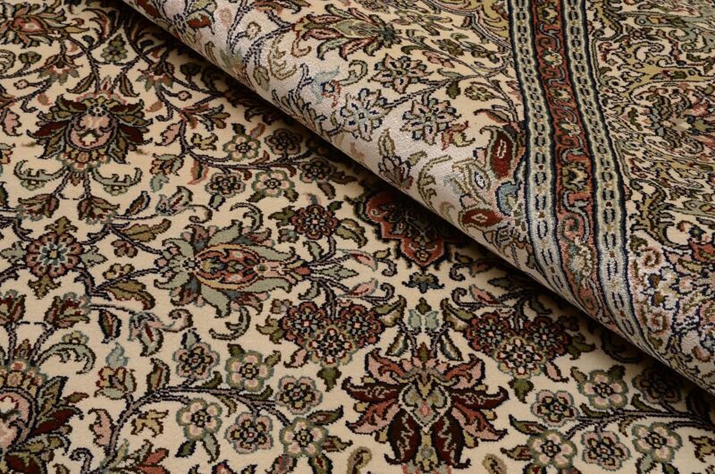 Kashmir Oriental Rug 169 × 252 cm, Silk, hand-knotted — view 4 Kashmir Oriental Rug 169 × 252 cm, Silk, hand-knotted — view 4