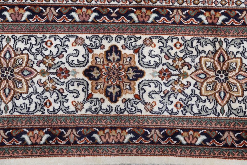 Kashmir Oriental Rug 175 × 246 cm, Silk, hand-knotted — view 8