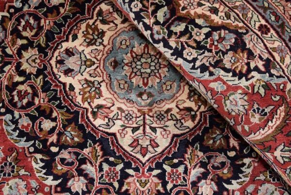 Kashmir Oriental Rug 180 × 180 cm, Silk, hand-knotted — view 4 Kashmir Oriental Rug 180 × 180 cm, Silk, hand-knotted — view 4
