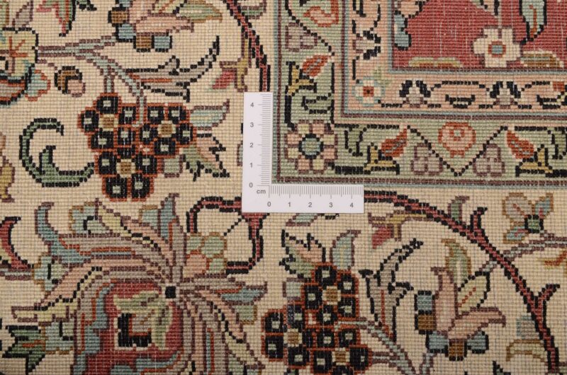 Kashmir Oriental Rug 185 × 279 cm, Silk, hand-knotted — view 3 Kashmir Oriental Rug 185 × 279 cm, Silk, hand-knotted — view 3
