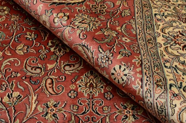 Kashmir Oriental Rug 185 × 279 cm, Silk, hand-knotted — view 4 Kashmir Oriental Rug 185 × 279 cm, Silk, hand-knotted — view 4