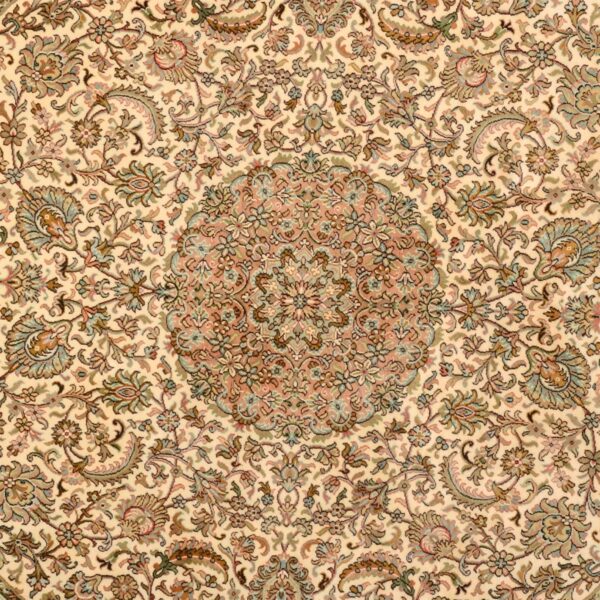 Kashmir Oriental Rug 186 × 186 cm, Silk, hand-knotted — view 4 Kashmir Oriental Rug 186 × 186 cm, Silk, hand-knotted — view 4