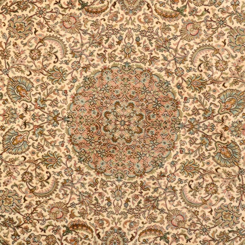 Kashmir Oriental Rug 186 × 186 cm, Silk, hand-knotted — view 4 Kashmir Oriental Rug 186 × 186 cm, Silk, hand-knotted — view 4