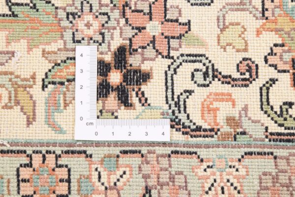 Kashmir Oriental Rug 186 × 274 cm, Silk, hand-knotted — view 3 Kashmir Oriental Rug 186 × 274 cm, Silk, hand-knotted — view 3