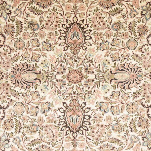 Kashmir Oriental Rug 188 × 272 cm, Silk, hand-knotted — view 4 Kashmir Oriental Rug 188 × 272 cm, Silk, hand-knotted — view 4