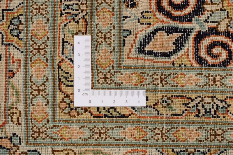Kashmir Oriental Rug 188 × 277 cm, Silk, hand-knotted — view 3 Kashmir Oriental Rug 188 × 277 cm, Silk, hand-knotted — view 3