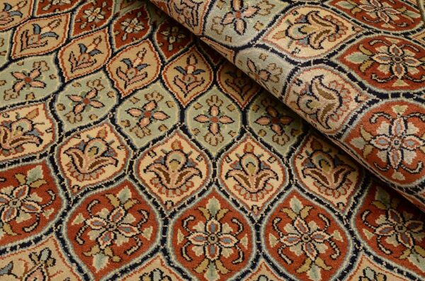 Kashmir Oriental Rug 189 × 278 cm, Silk, hand-knotted — view 4 Kashmir Oriental Rug 189 × 278 cm, Silk, hand-knotted — view 4
