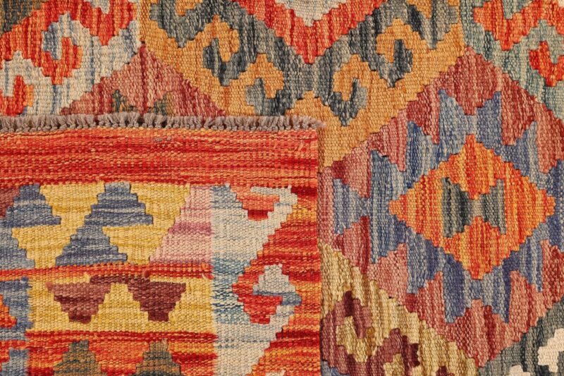 Kashmir Oriental Rug 195 × 293 cm, Silk, hand-knotted — view 7 Kashmir Oriental Rug 195 × 293 cm, Silk, hand-knotted — view 7