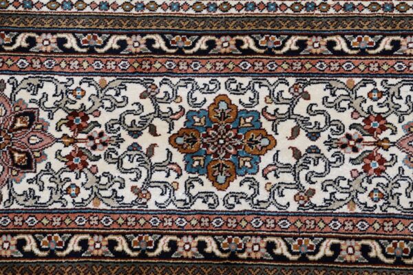 Kashmir Oriental Rug 203 × 296 cm, Silk, hand-knotted — view 8 Kashmir Oriental Rug 203 × 296 cm, Silk, hand-knotted — view 8