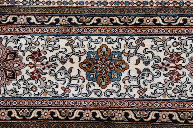 Kashmir Oriental Rug 203 × 296 cm, Silk, hand-knotted — view 8 Kashmir Oriental Rug 203 × 296 cm, Silk, hand-knotted — view 8