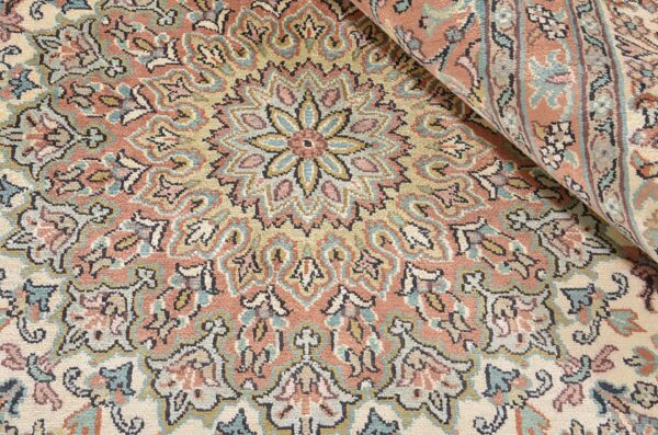 Kashmir Oriental Rug 212 × 307 cm, Silk, hand-knotted — view 5 Kashmir Oriental Rug 212 × 307 cm, Silk, hand-knotted — view 5
