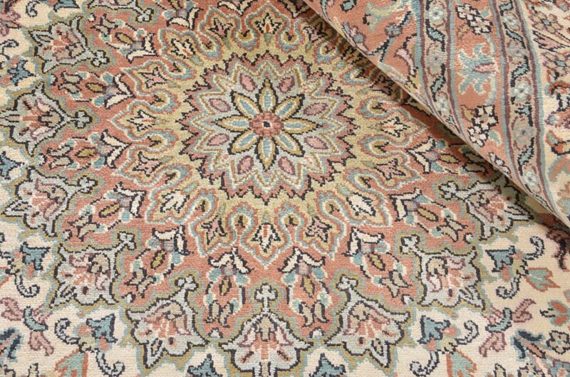Kashmir Oriental Rug 212 × 307 cm, Silk, hand-knotted — view 5 Kashmir Oriental Rug 212 × 307 cm, Silk, hand-knotted — view 5