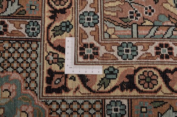 Kashmir Oriental Rug 272 × 369 cm, Silk, hand-knotted — view 3 Kashmir Oriental Rug 272 × 369 cm, Silk, hand-knotted — view 3