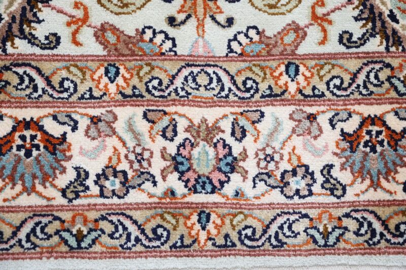 Kashmir Oriental Rug 83 × 303 cm, Silk, hand-knotted — view 8 Kashmir Oriental Rug 83 × 303 cm, Silk, hand-knotted — view 8