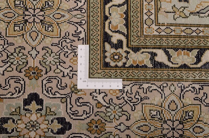 Kashmir Oriental Rug 148 × 222 cm, Silk, hand-knotted — view 3 Kashmir Oriental Rug 148 × 222 cm, Silk, hand-knotted — view 3