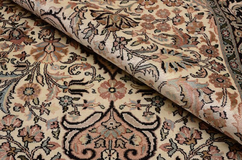 Kashmir Oriental Rug 188 × 264 cm, Silk, hand-knotted — view 4 Kashmir Oriental Rug 188 × 264 cm, Silk, hand-knotted — view 4