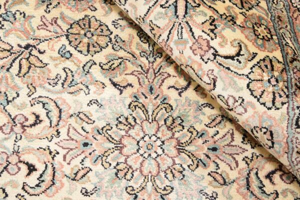 Kashmir Oriental Rug 249 × 337 cm, Silk, hand-knotted — view 4 Kashmir Oriental Rug 249 × 337 cm, Silk, hand-knotted — view 4