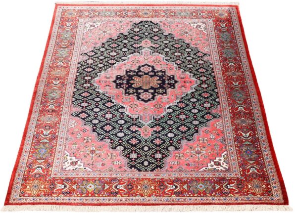 Qom Persian Rug 105 × 152 cm, Silk, hand-knotted — view 2