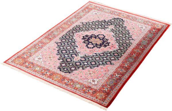 Qom Persian Rug 105 × 152 cm, Silk, hand-knotted — view 3
