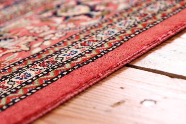 Qom Persian Rug 107 × 155 cm, Silk, hand-knotted — view 7 Qom Persian Rug 107 × 155 cm, Silk, hand-knotted — view 7