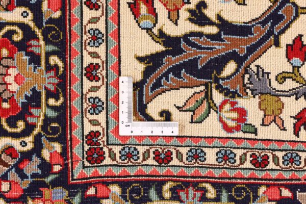 Qom Persian Rug 135 × 219 cm, Wool and Silk, hand-knotted — view 9 Qom Persian Rug 135 × 219 cm, Wool and Silk, hand-knotted — view 9